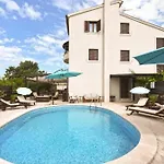 شقة Cozy Flat With Balcony, Pool Access And Full Amenities بيروغ