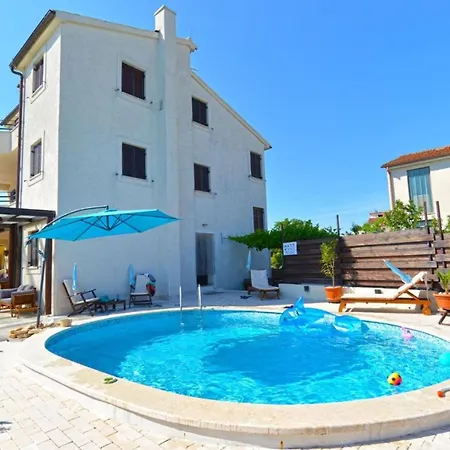 Cozy Flat With Balcony, Pool Access And Full Amenities *