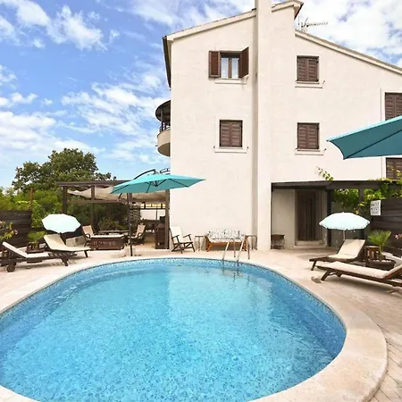 Daire Cozy Flat With Balcony, Pool Access And Full Amenities Peroj