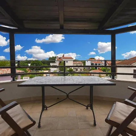 Cozy Flat With Balcony, Pool Access And Full Amenities Peroj