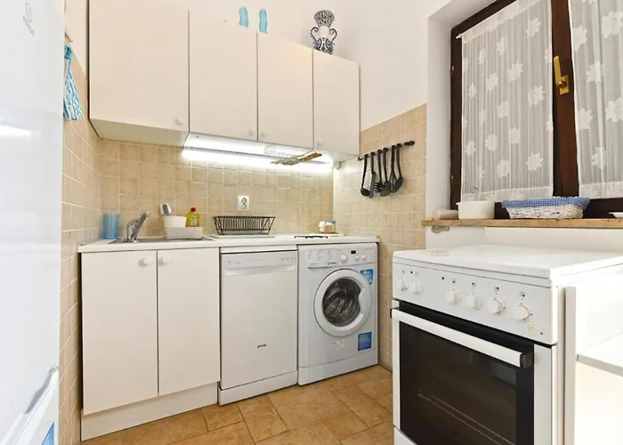 아파트 Cozy Flat With Balcony, Pool Access And Full Amenities