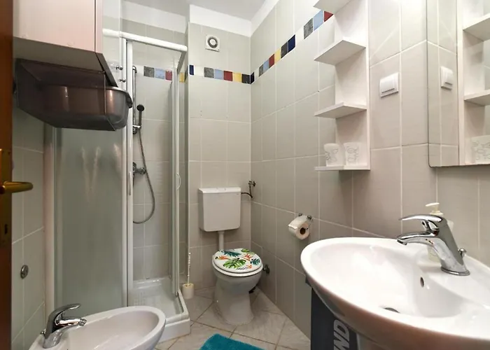 아파트 Cozy Flat With Balcony, Pool Access And Full Amenities 페로이