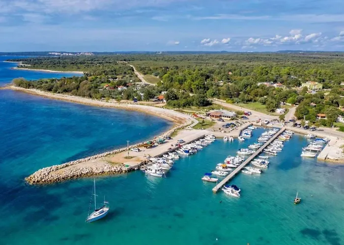 Cozy Flat With Balcony, Pool Access And Full Amenities 아파트 *