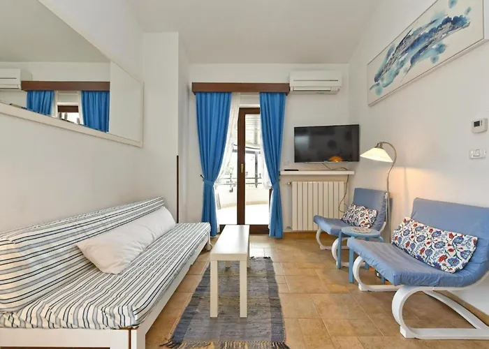Cozy Flat With Balcony, Pool Access And Full Amenities