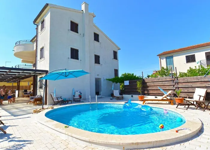 Cozy Flat With Balcony, Pool Access And Full Amenities *