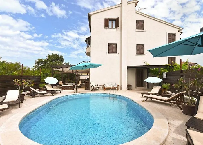 아파트 Cozy Flat With Balcony, Pool Access And Full Amenities 페로이