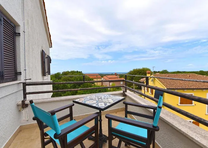 아파트 Cozy Flat With Balcony, Pool Access And Full Amenities